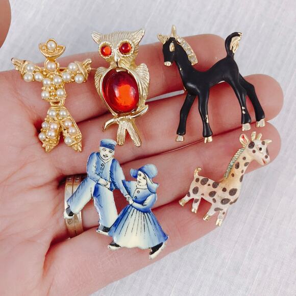 Vintage Enamel & Pearl Figural Brooch Lot - Owl, Horse, Giraffe, Clown, Dutch - Picture 2 of 9